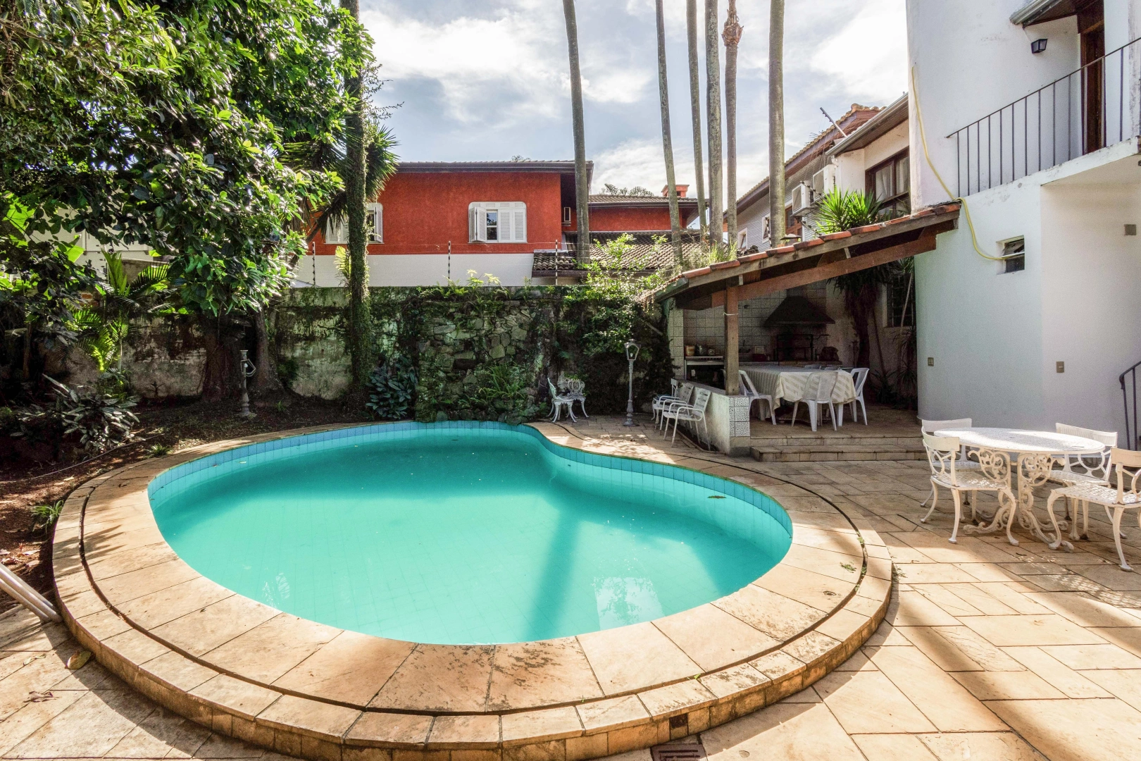 Casa com terreno amplo em rua tranquila - Imagem 2