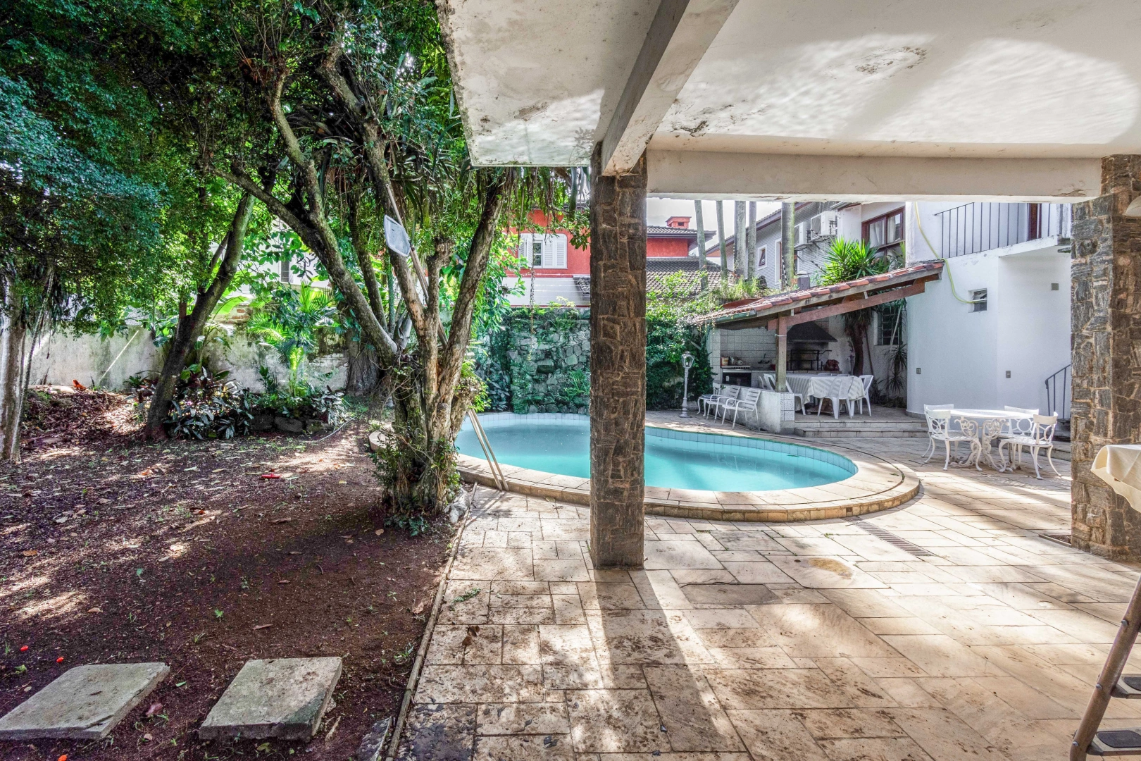 Casa com terreno amplo em rua tranquila - Imagem 3