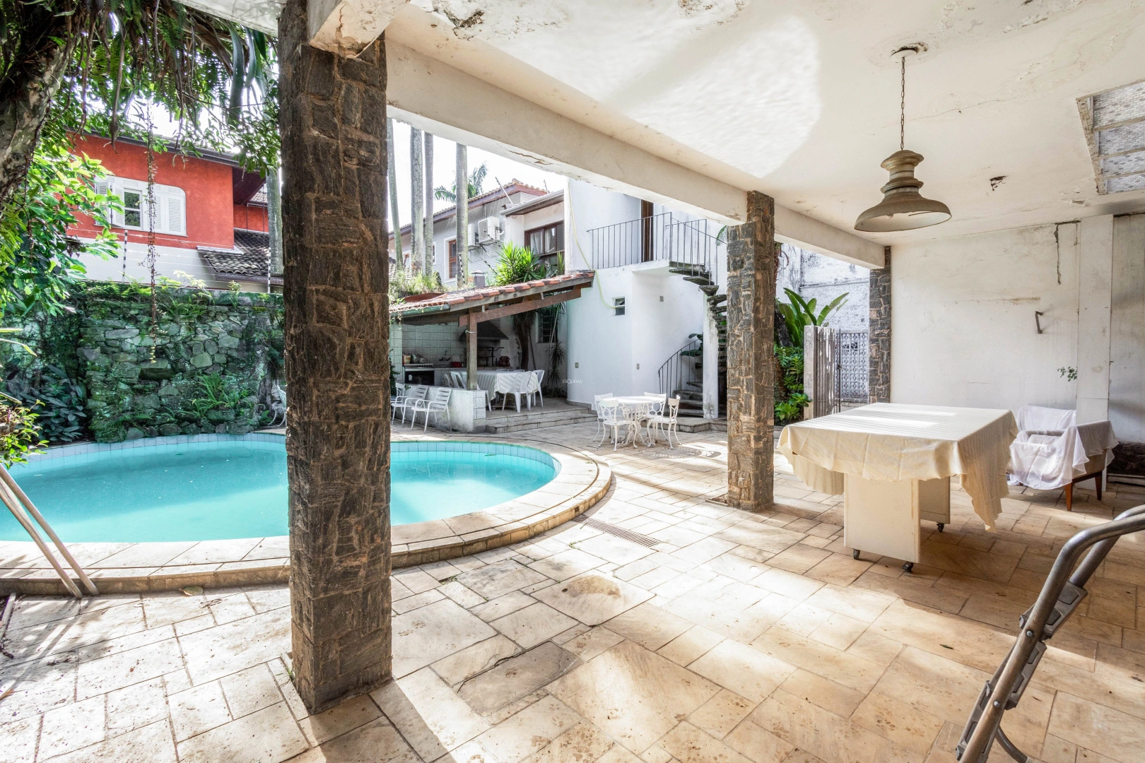 Casa com terreno amplo em rua tranquila - Imagem 4