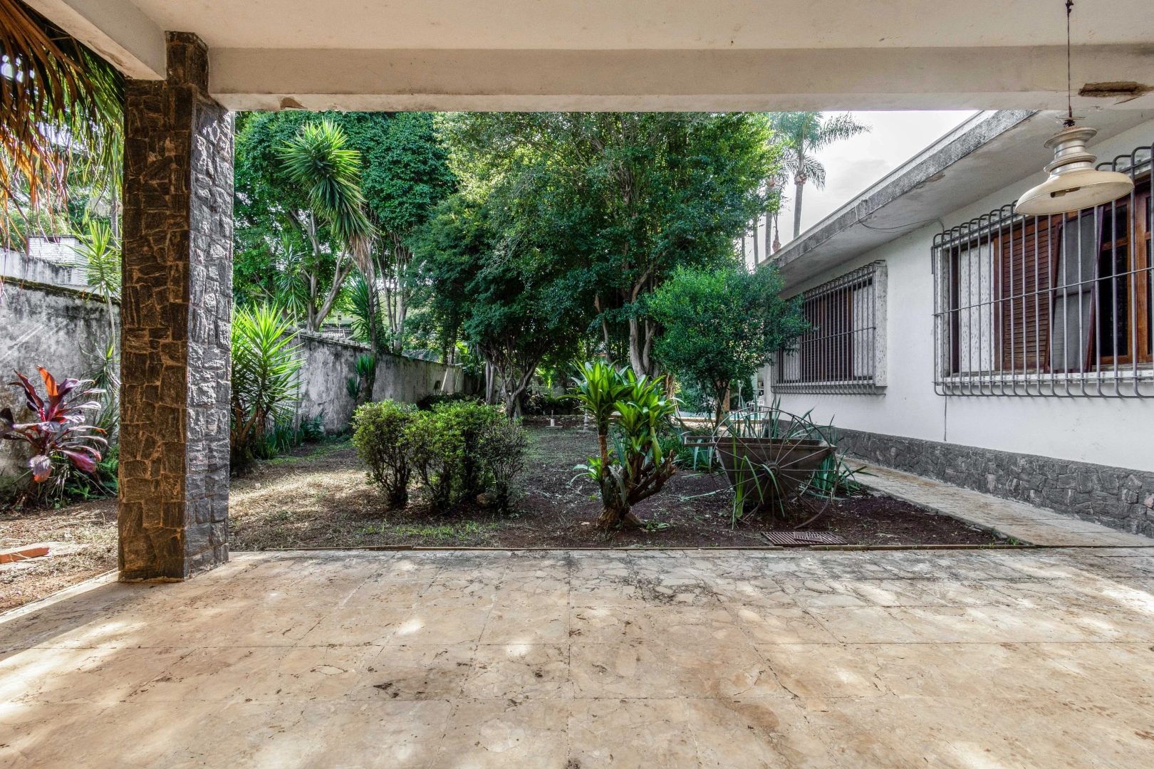 Casa com terreno amplo em rua tranquila - Imagem 6