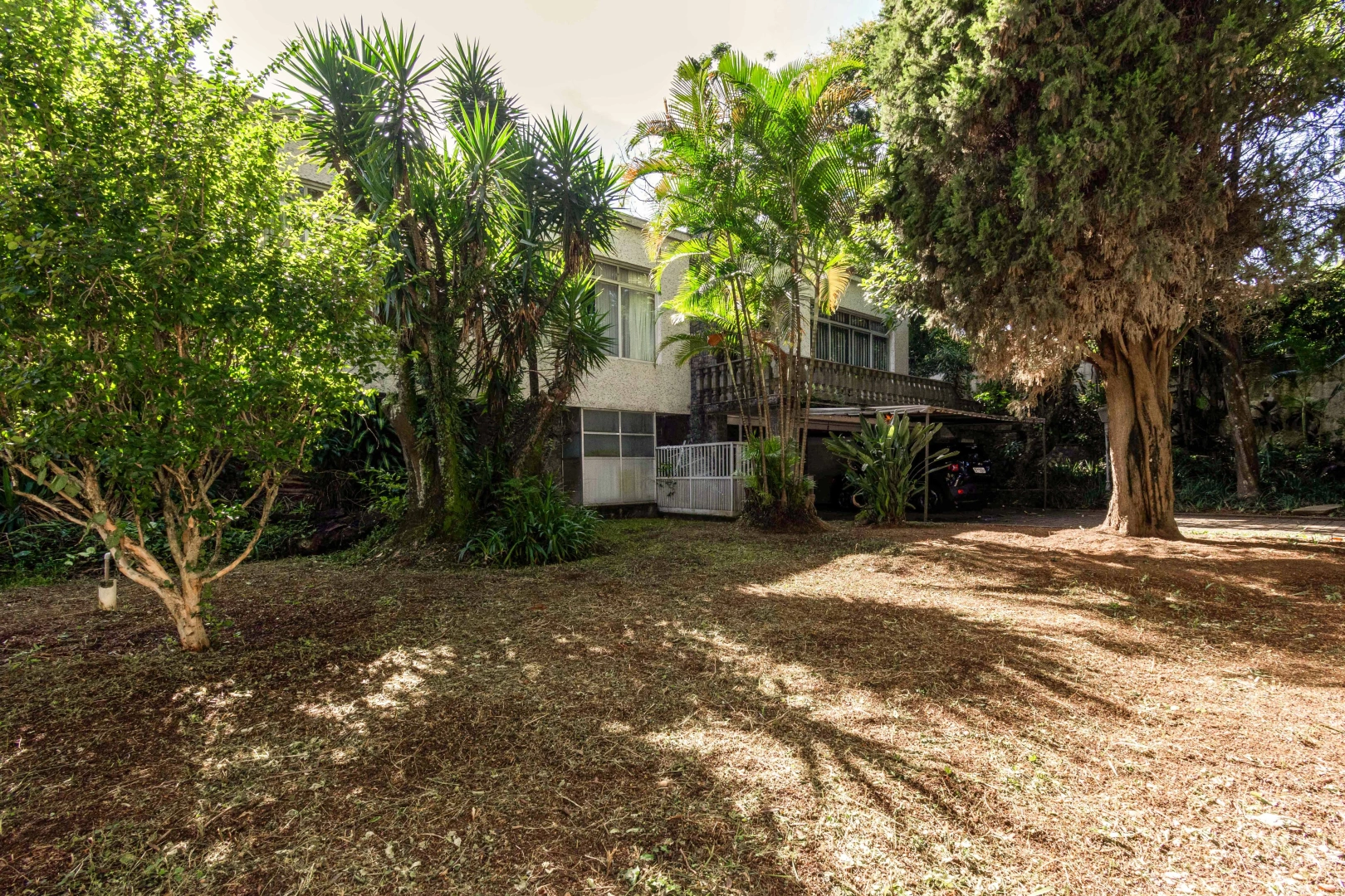 Casa com terreno amplo em rua tranquila - Imagem 9