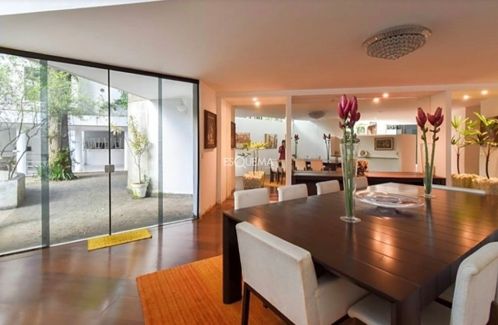 Casa, em rua tranquila, com ampla área externa - Imagem 10