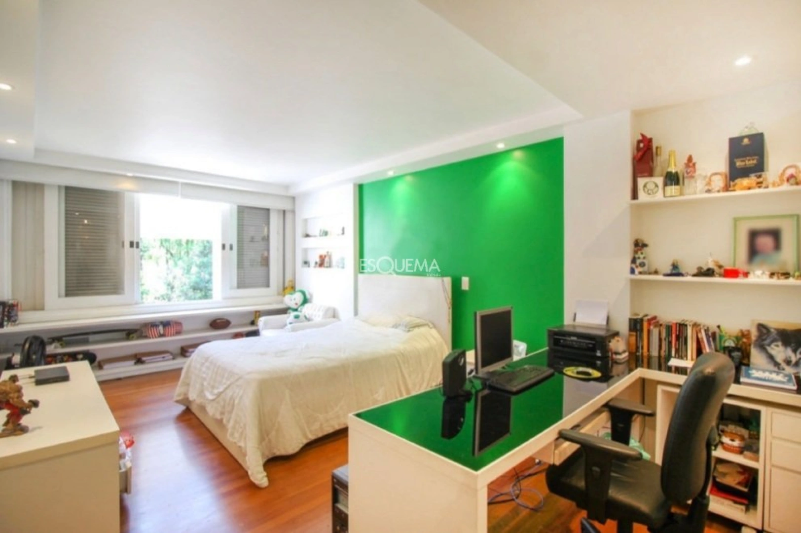 Casa, em rua tranquila, com ampla área externa - Imagem 11