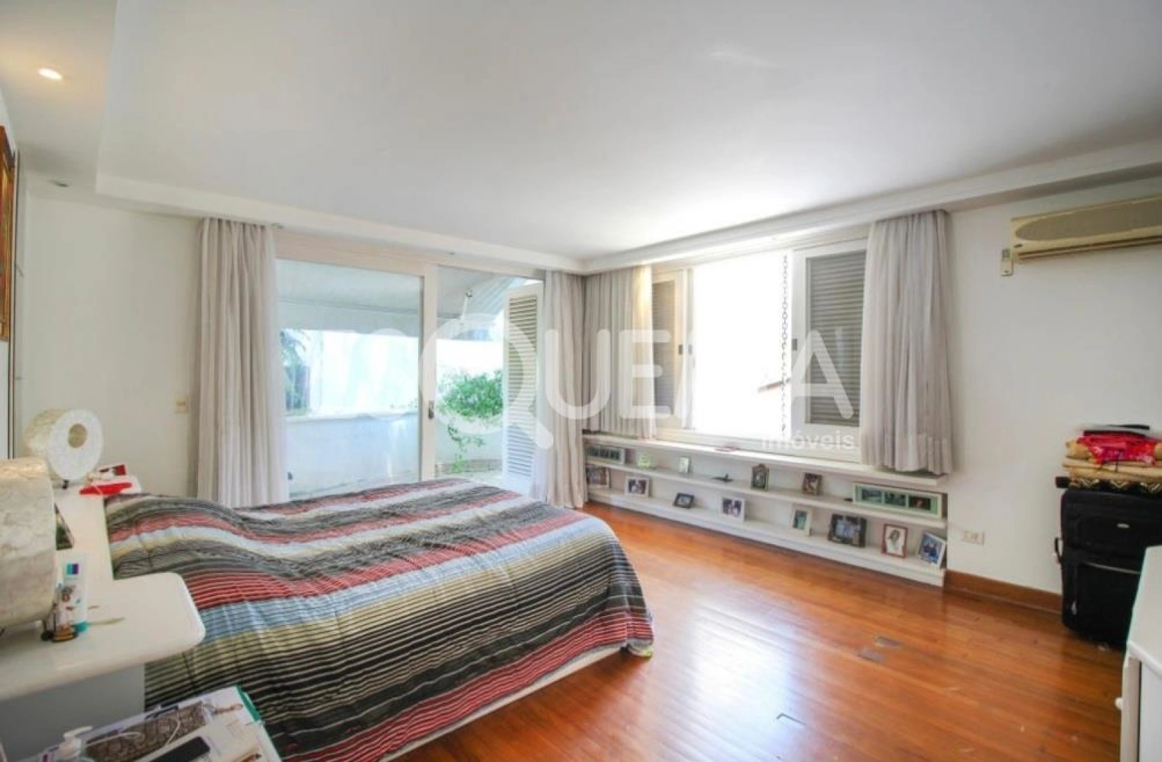 Casa, em rua tranquila, com ampla área externa - Imagem 14