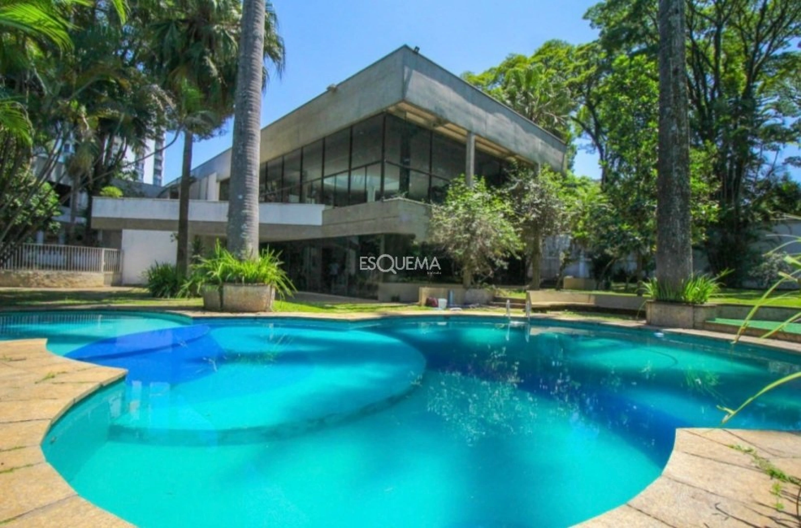 Casa, em rua tranquila, com ampla área externa - Imagem 1