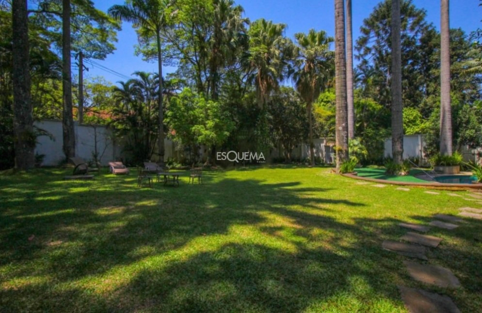 Casa, em rua tranquila, com ampla área externa - Imagem 2