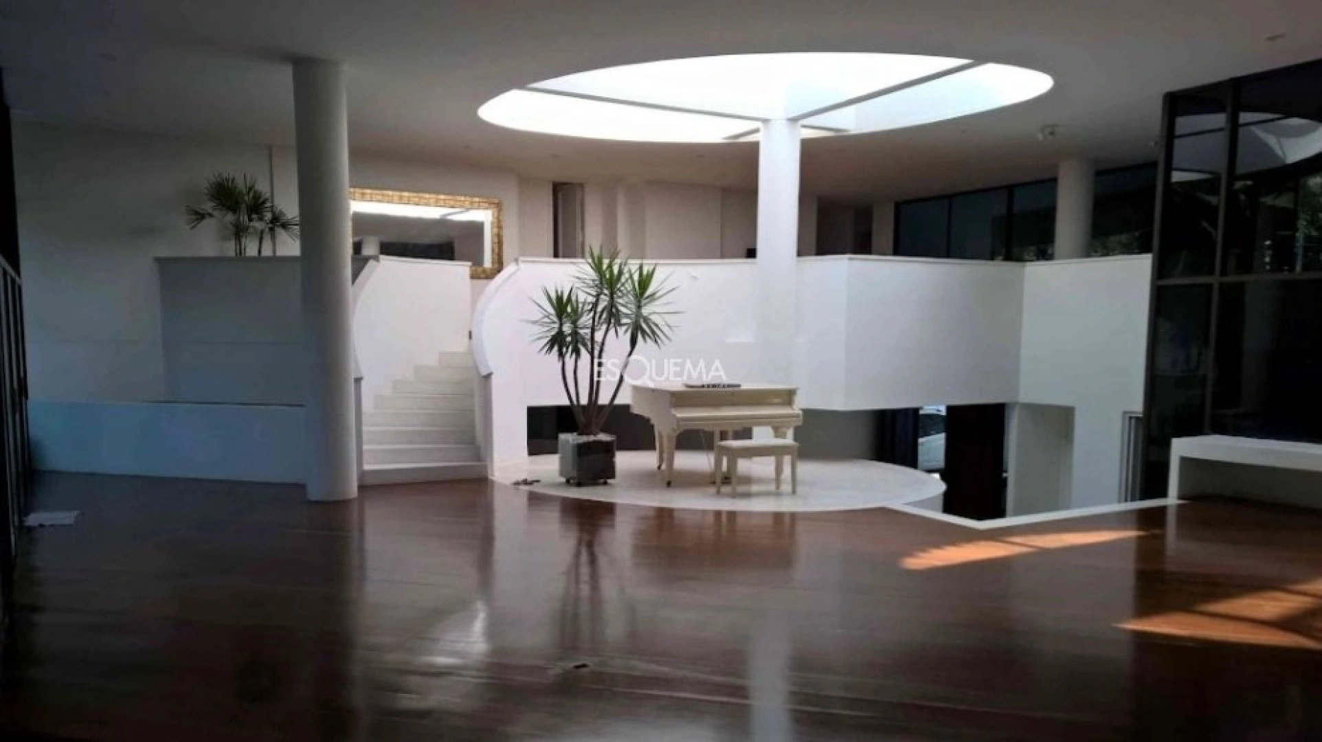 Casa, em rua tranquila, com ampla área externa - Imagem 4