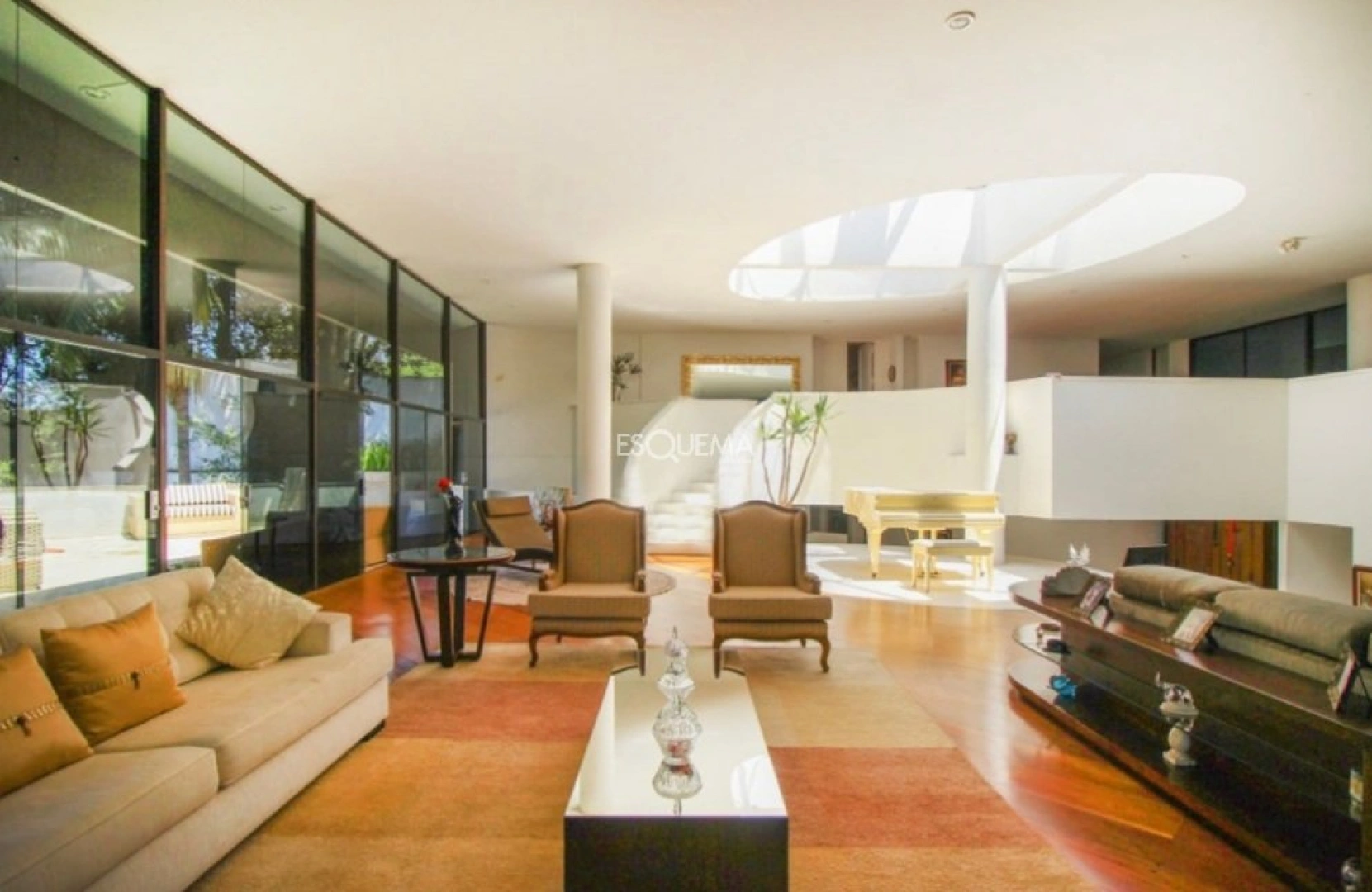 Casa, em rua tranquila, com ampla área externa - Imagem 5