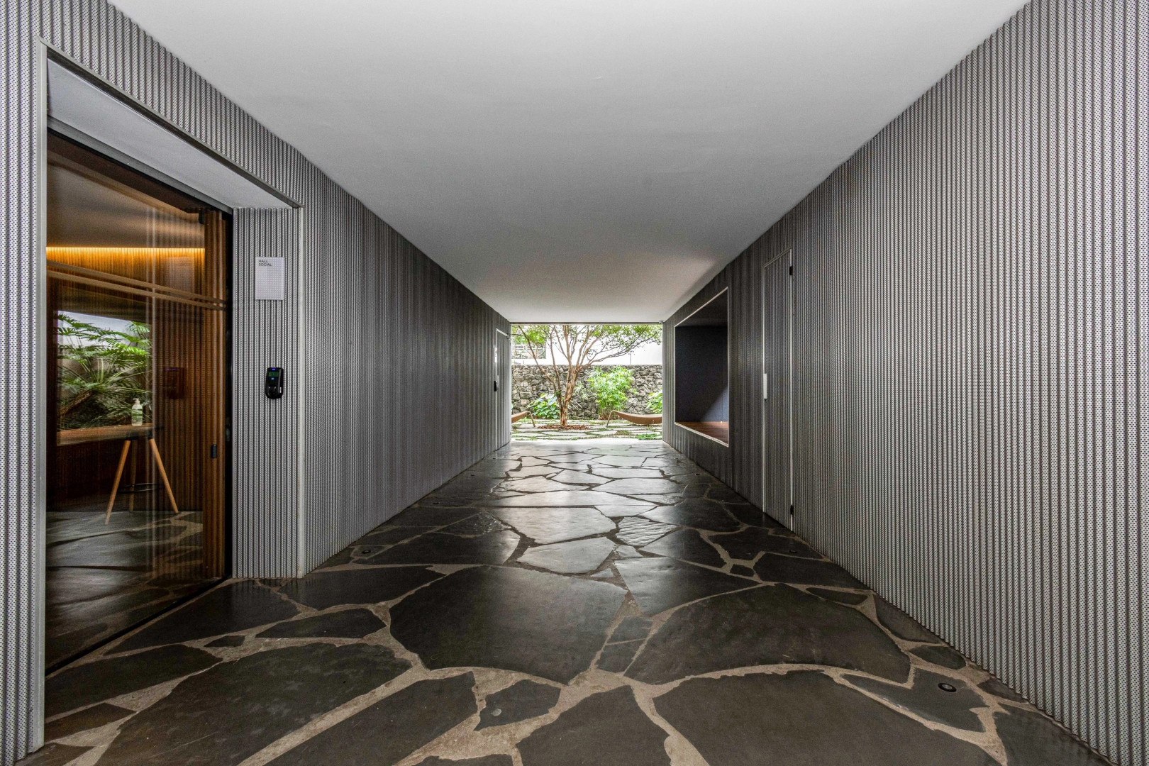 Apartamento em prédio assinado a passos do Parque do Povo - Imagem 13