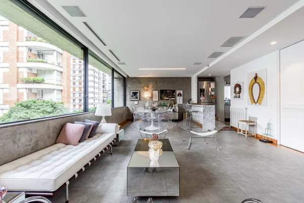 Apartamento em prédio assinado a passos do Parque do Povo