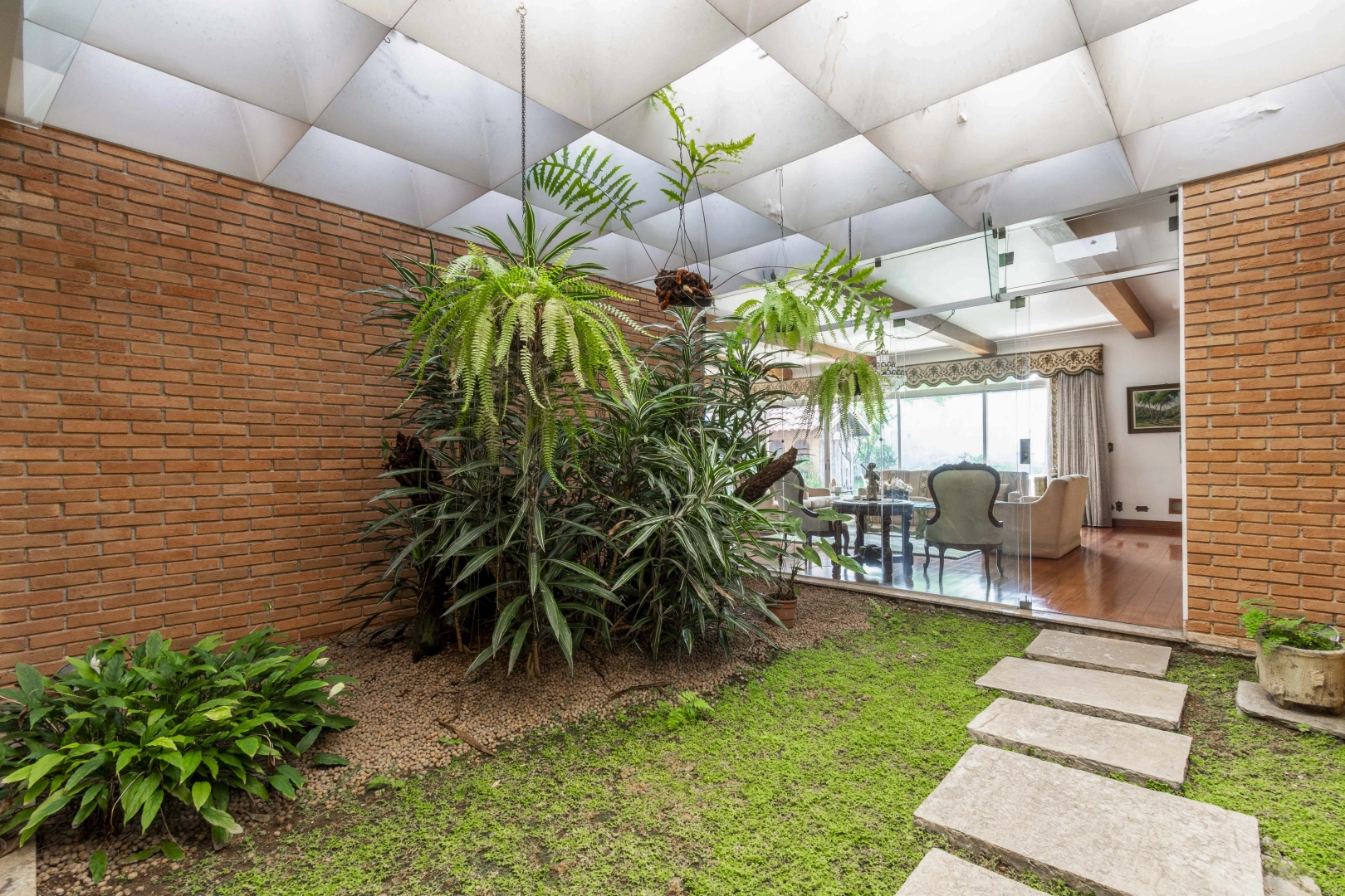 Casa ampla e confortável - Imagem 6