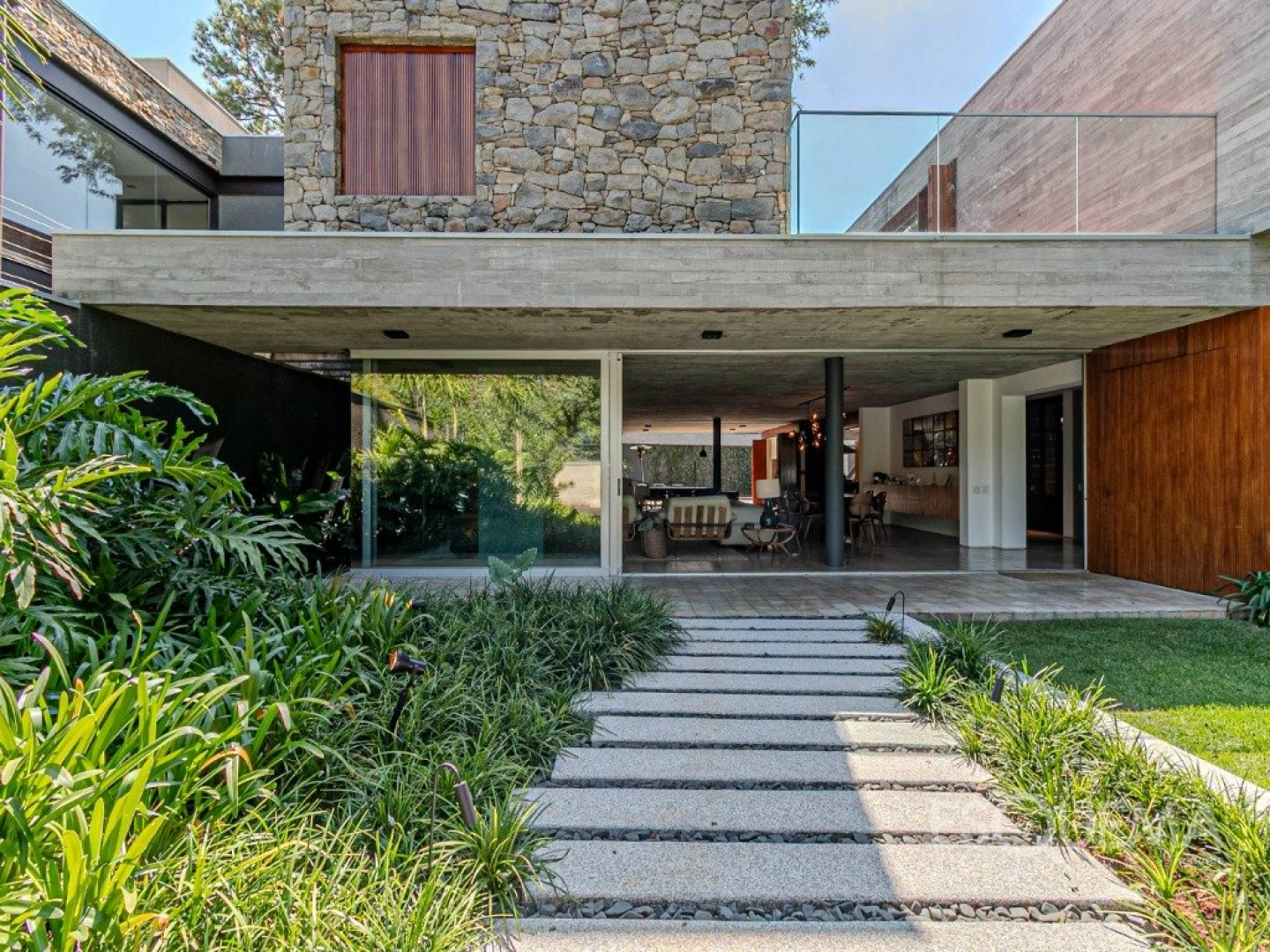 Casa com projeto contemporâneo, assinado por Felipe Hess - Imagem 2