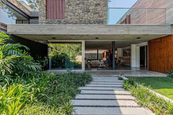 Casa com projeto contemporâneo, assinado por Felipe Hess
