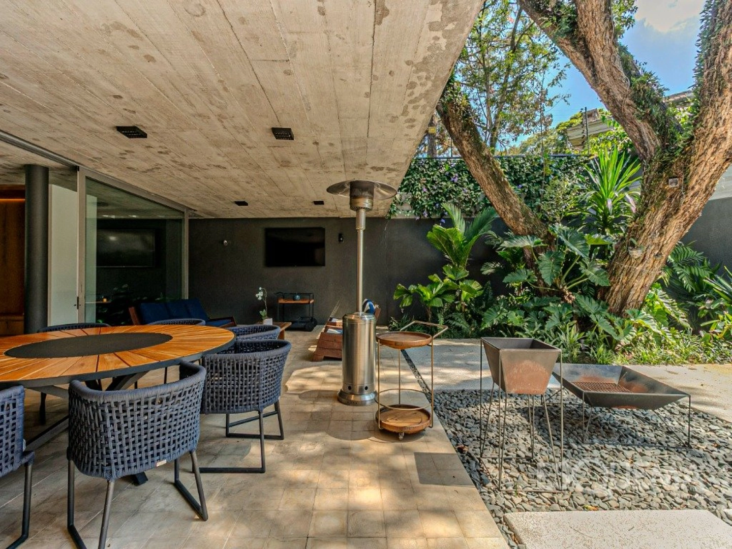 Casa com projeto contemporâneo, assinado por Felipe Hess - Imagem 5