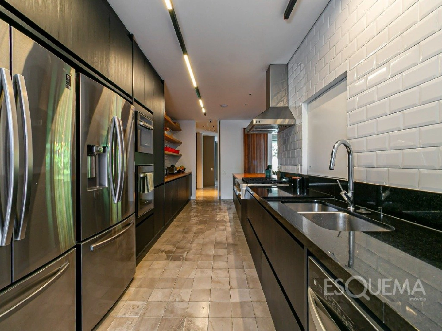 Casa com projeto contemporâneo, assinado por Felipe Hess - Imagem 9