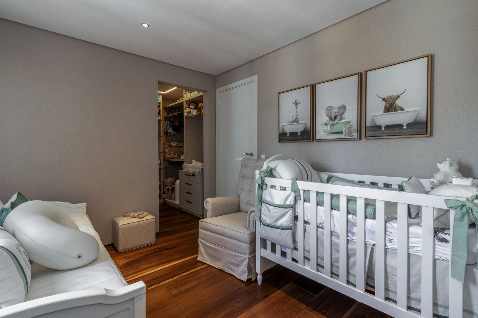 Duplex com pé-direito duplo na sala, vista livre e porteira fechada - Imagem 11