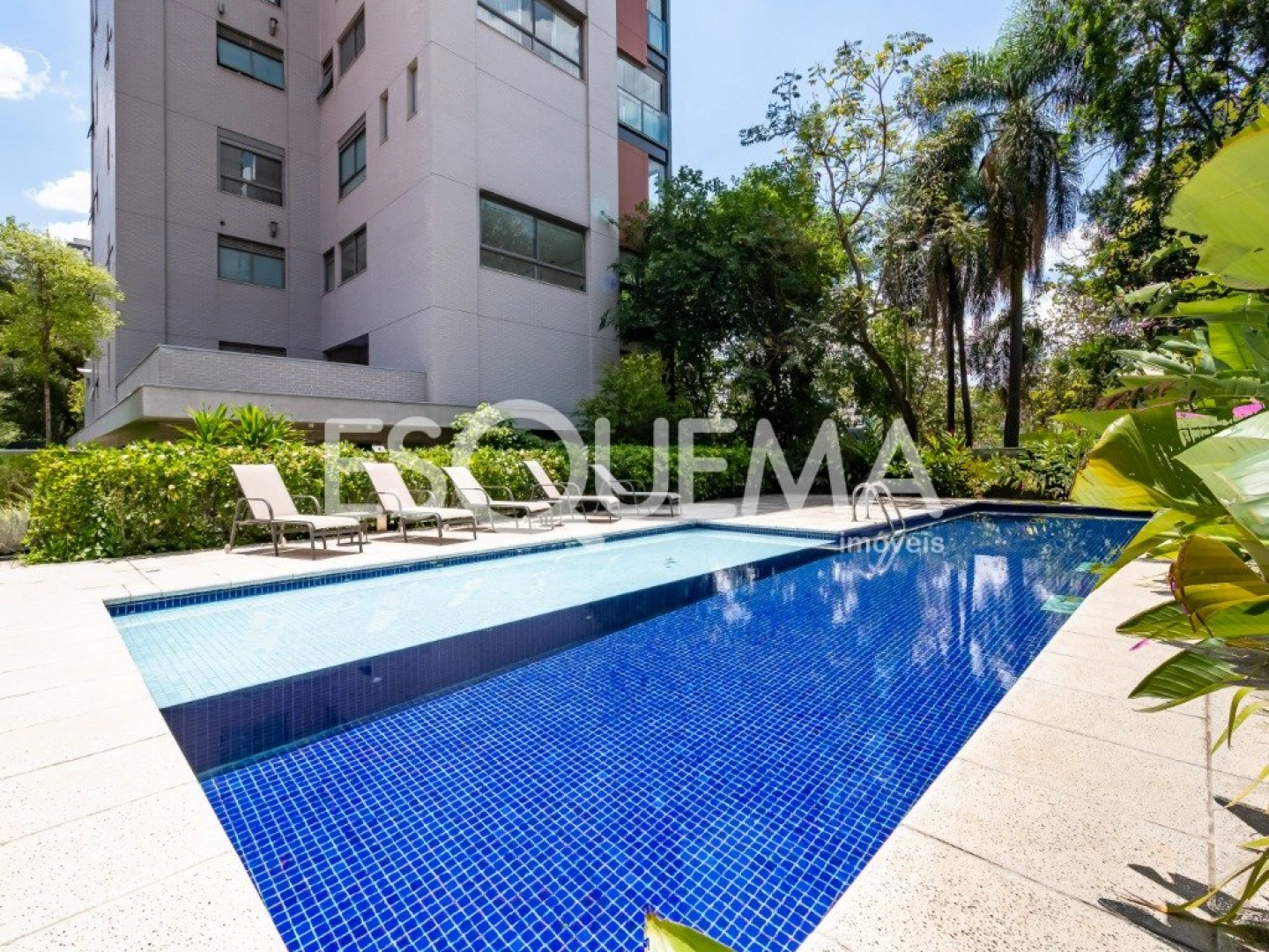 Duplex com pé-direito duplo na sala, vista livre e porteira fechada - Imagem 14