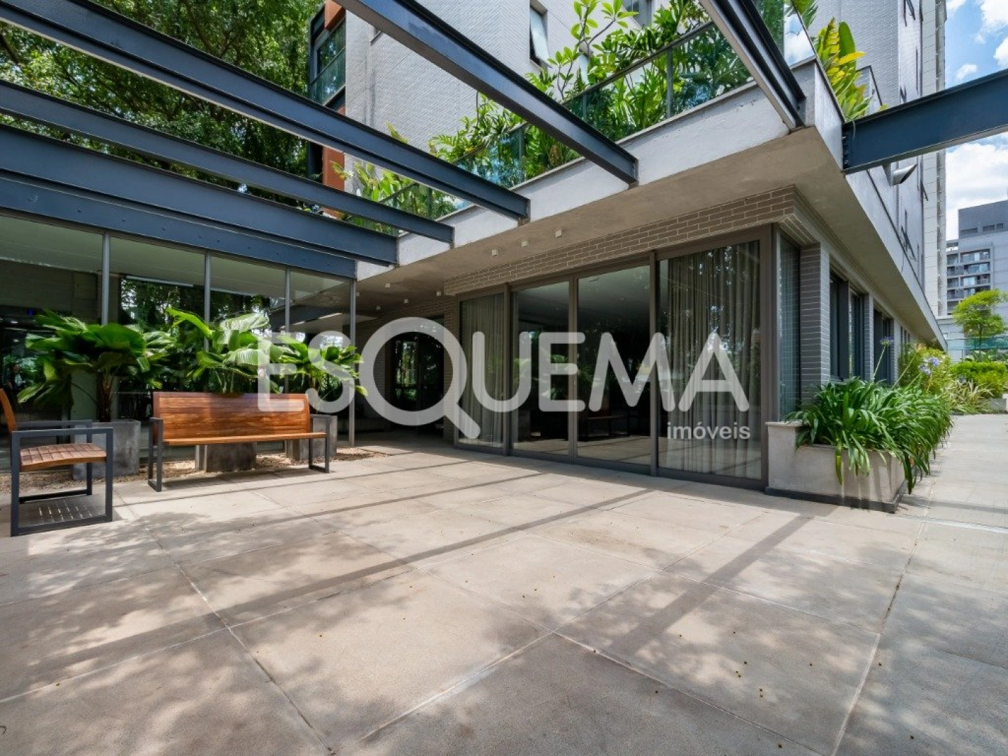 Duplex com pé-direito duplo na sala, vista livre e porteira fechada - Imagem 15