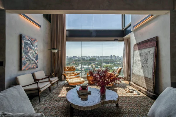 Duplex com pé-direito duplo na sala, vista livre e porteira fechada