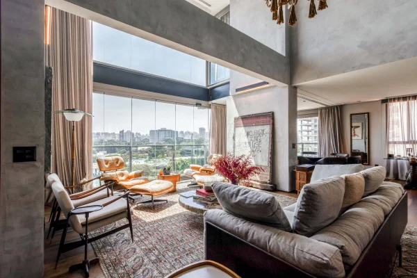 Duplex com pé-direito duplo na sala, vista livre e porteira fechada