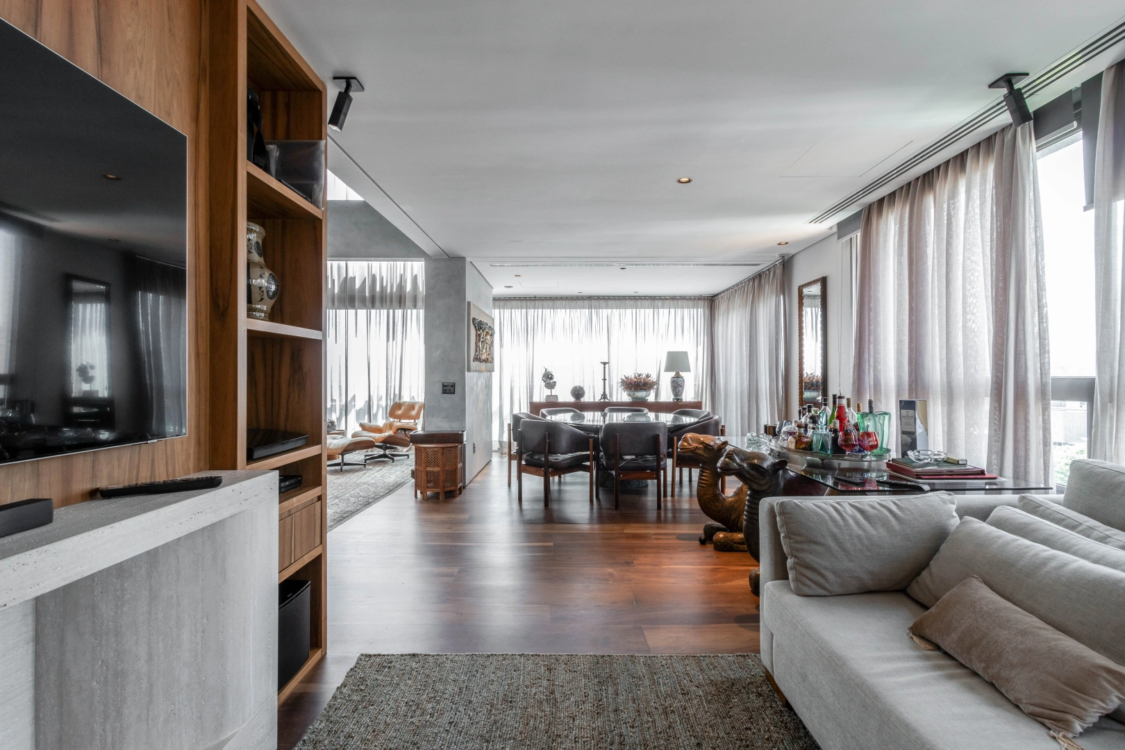 Duplex com pé-direito duplo na sala, vista livre e porteira fechada - Imagem 3