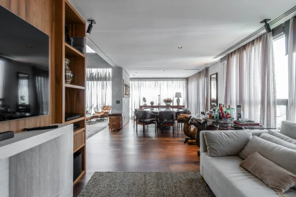 Duplex com pé-direito duplo na sala, vista livre e porteira fechada