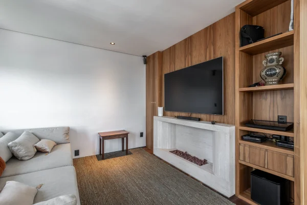 Duplex com pé-direito duplo na sala, vista livre e porteira fechada