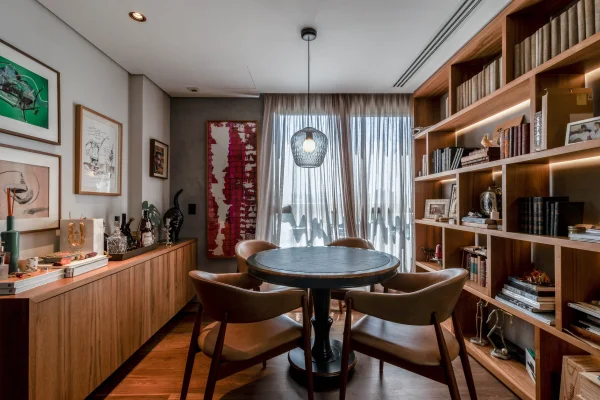 Duplex com pé-direito duplo na sala, vista livre e porteira fechada
