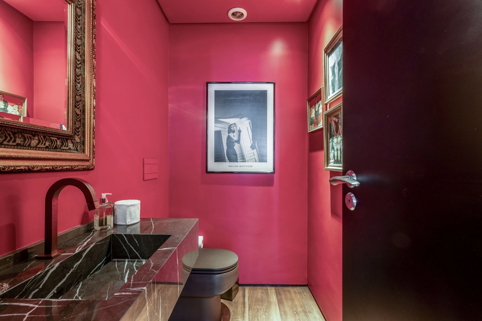 Duplex com pé-direito duplo na sala, vista livre e porteira fechada - Imagem 7
