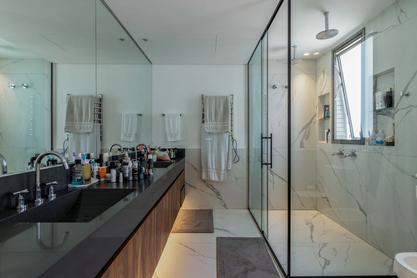 Duplex com pé-direito duplo na sala, vista livre e porteira fechada - Imagem 9