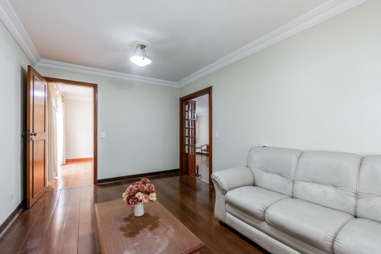 Casa espaçosa em localização privilegiada - Imagem 10