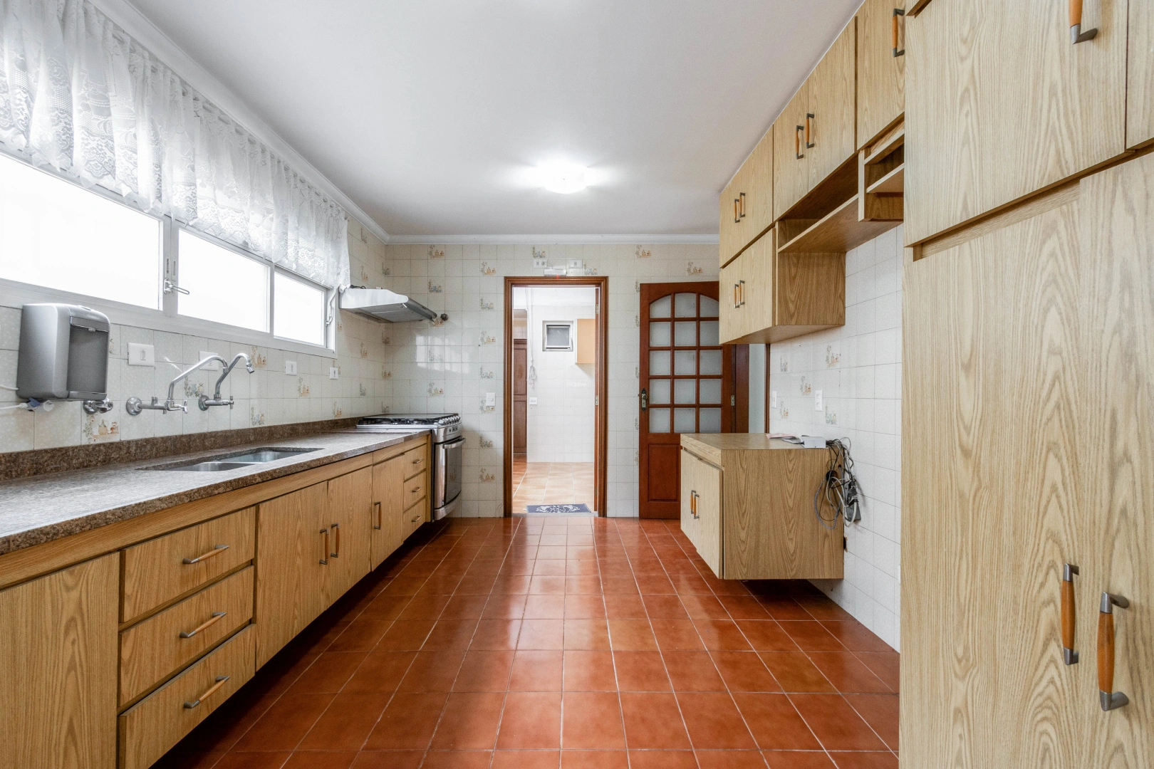 Casa espaçosa em localização privilegiada - Imagem 12