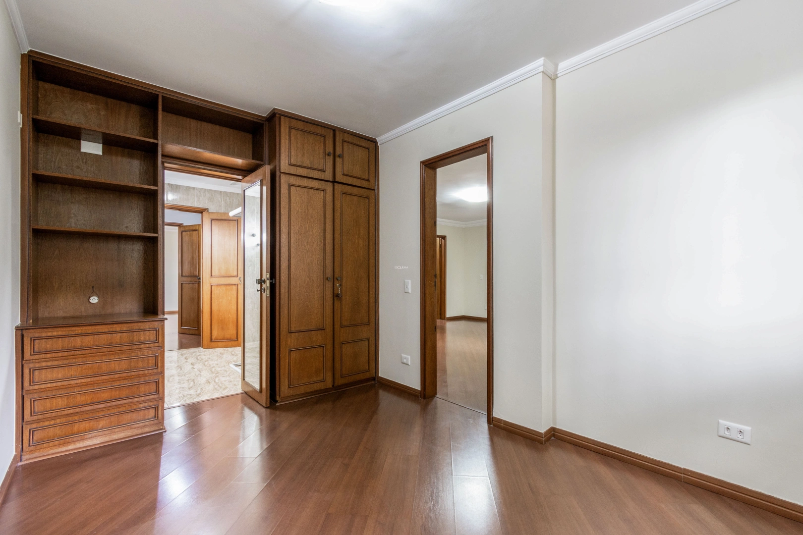 Casa espaçosa em localização privilegiada - Imagem 13