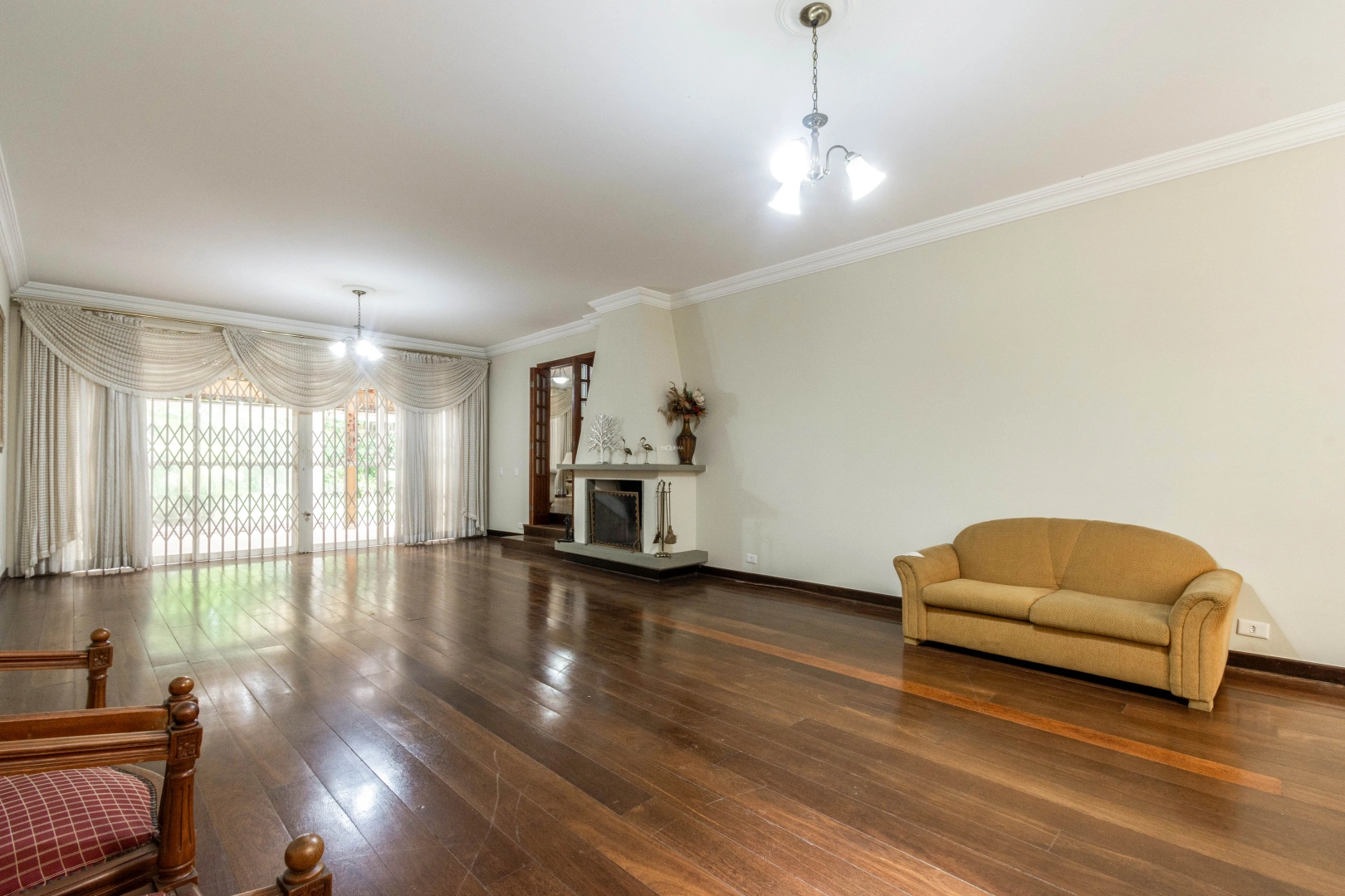 Casa espaçosa em localização privilegiada - Imagem 6