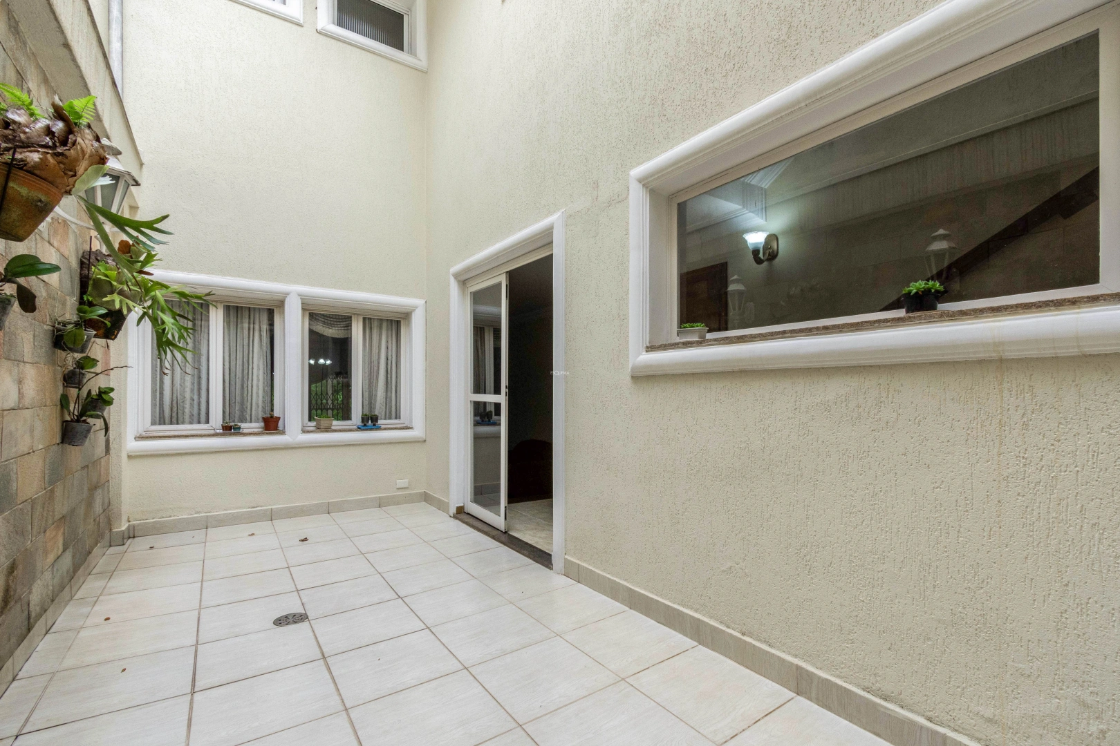 Casa espaçosa em localização privilegiada - Imagem 7