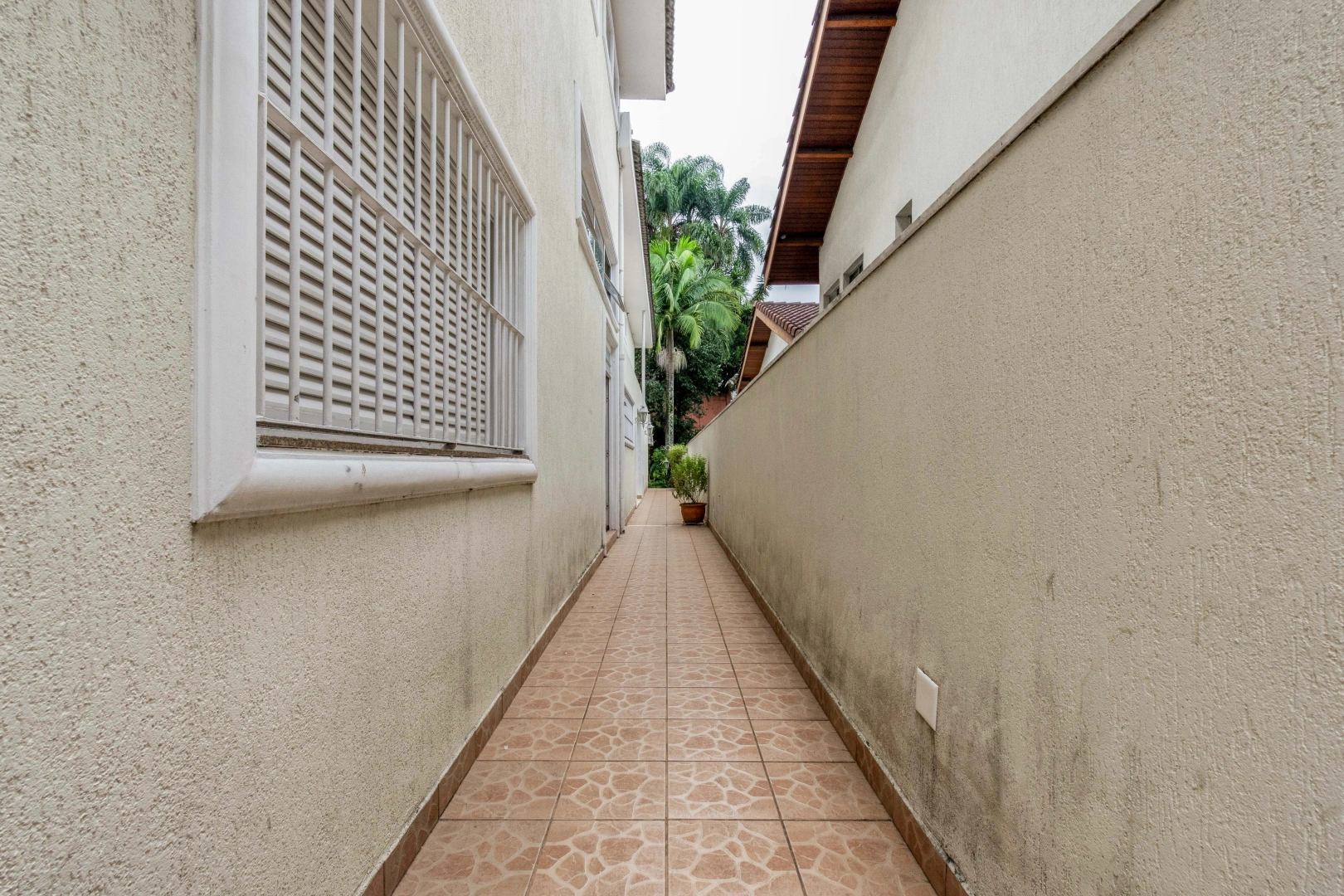 Casa espaçosa em localização privilegiada - Imagem 8