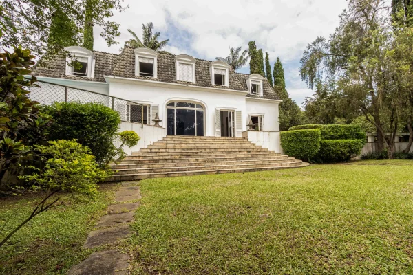 Casa com piscina em condomínio fechado