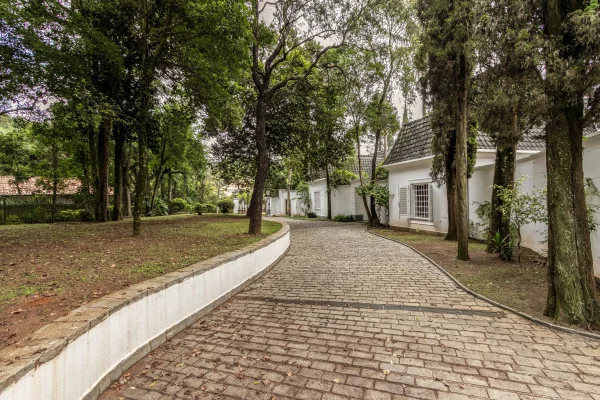 Casa com piscina em condomínio fechado