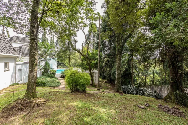 Casa com piscina em condomínio fechado