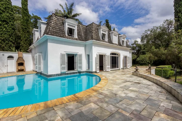 Casa com piscina em condomínio fechado