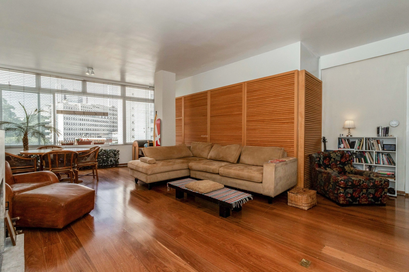 Apartamento reformado e com living  amplo, proximo da Rua Artur de Azevedo - Imagem 2