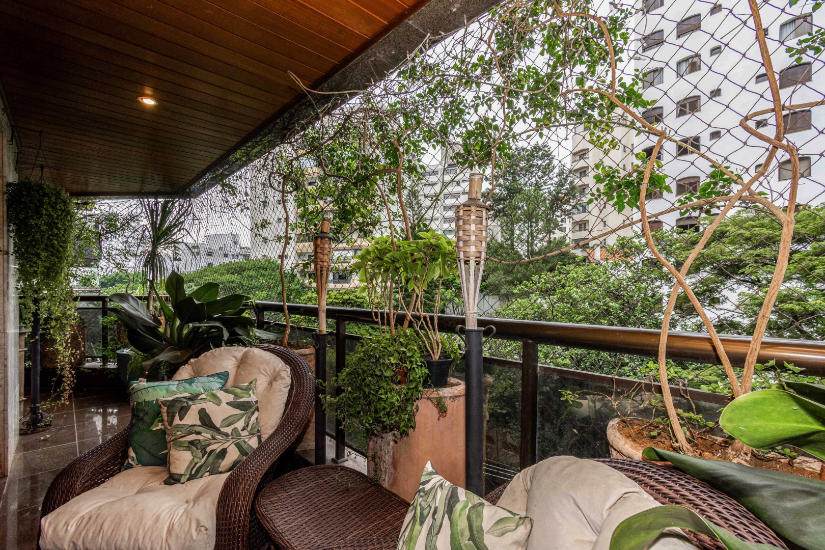 Apartamento em rua arborizada - Imagem 8