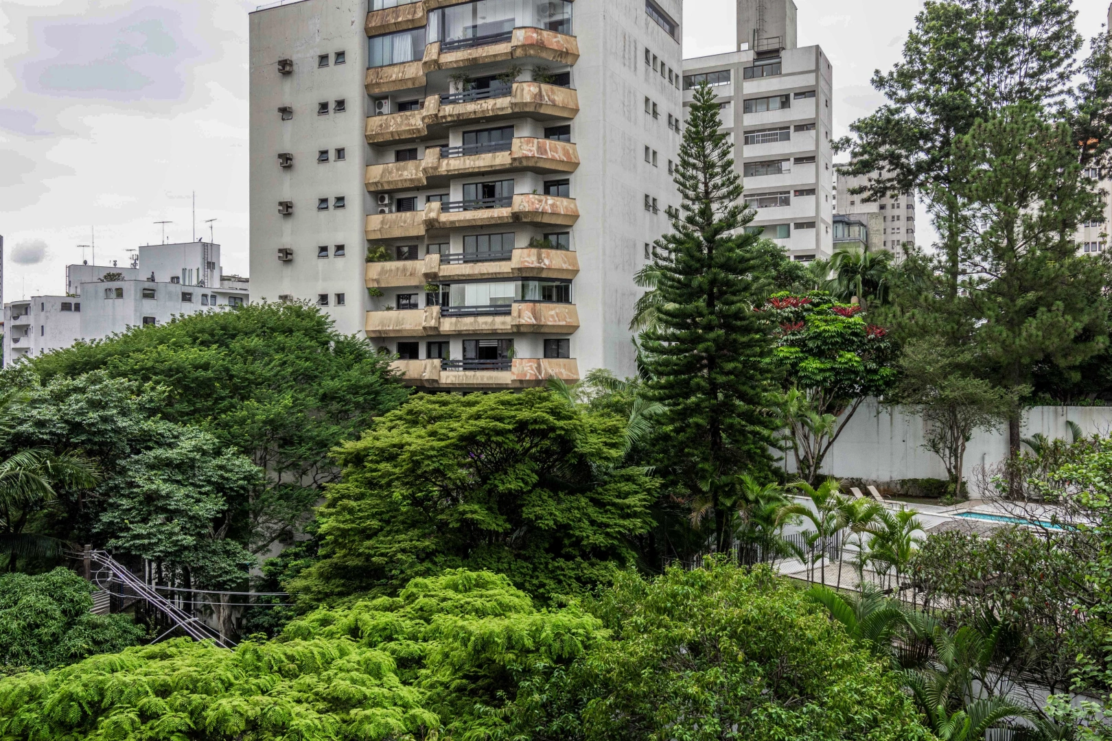 Apartamento em rua arborizada - Imagem 9