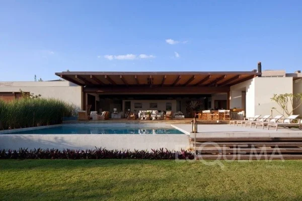 Casa em condomínio com projeto de Gui Mattos