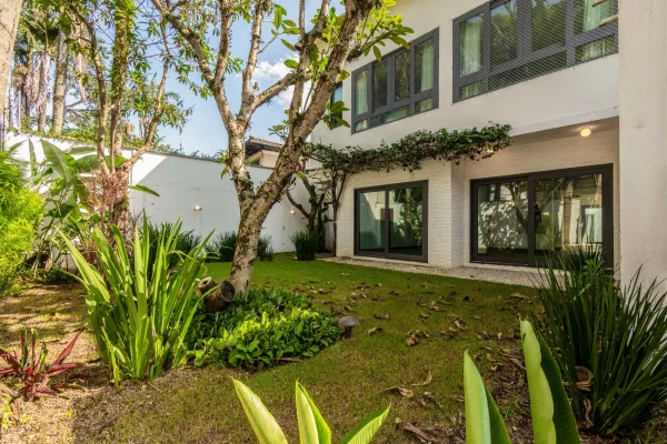 Casa impecável e bem localizada