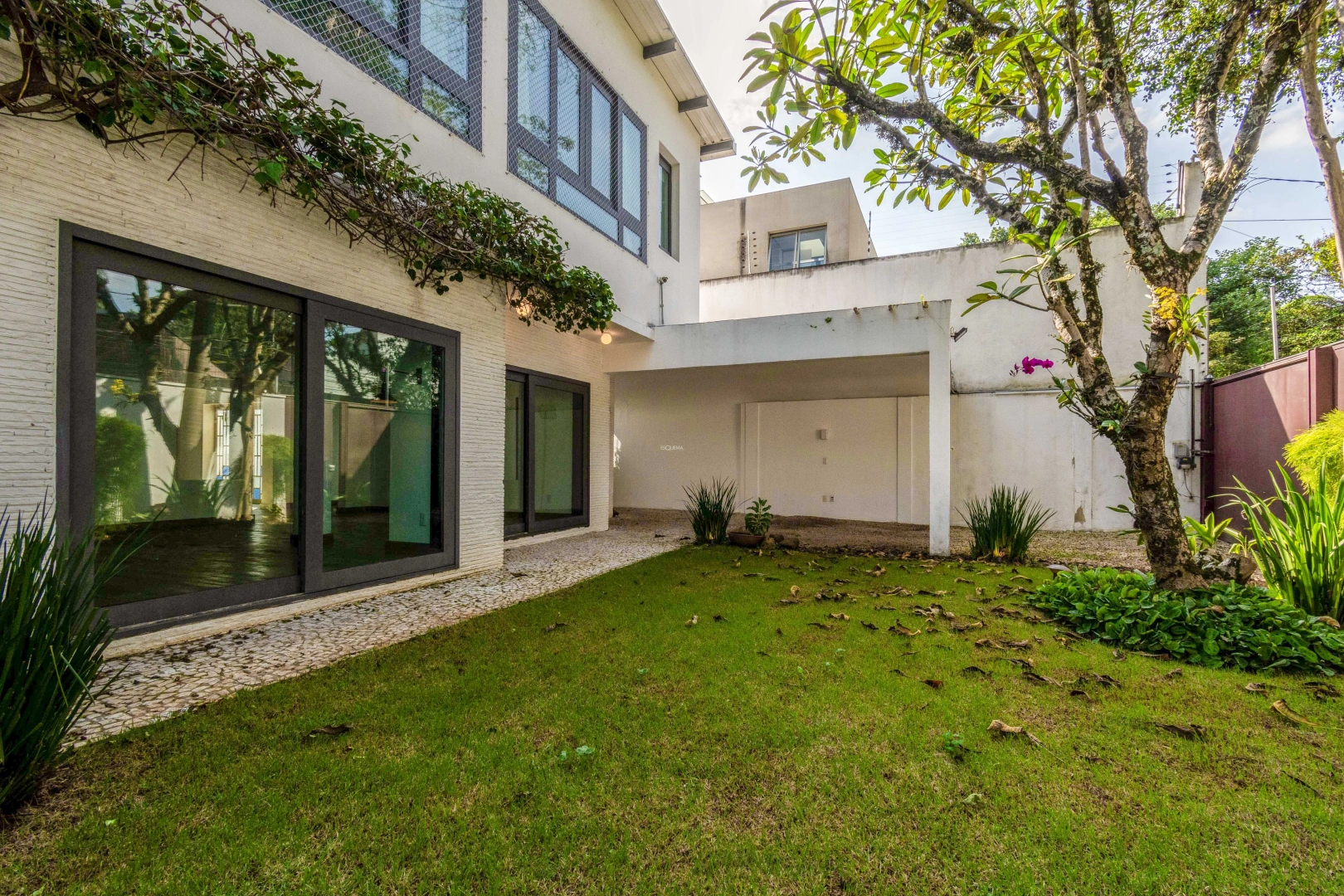 Casa impecável e bem localizada - Imagem 2
