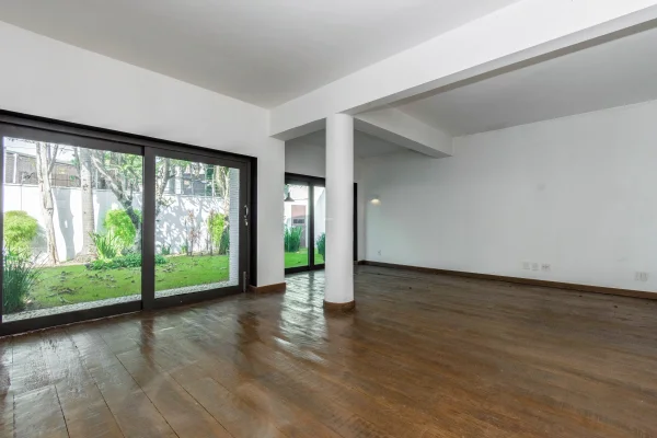 Casa impecável e bem localizada