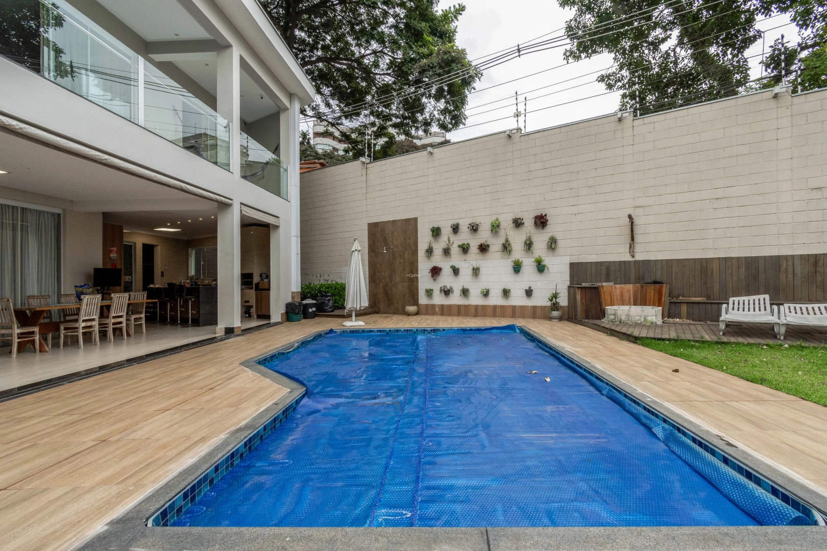 Casa recém reformada, em bairro privilegiado - Imagem 2