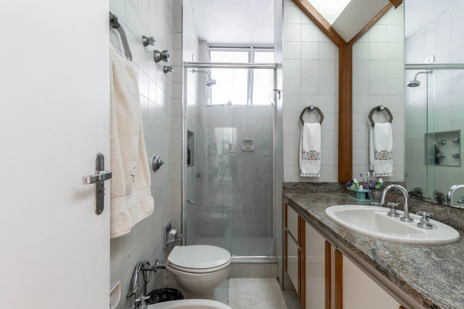 Apartamento com varanda espaçosa - Imagem 12