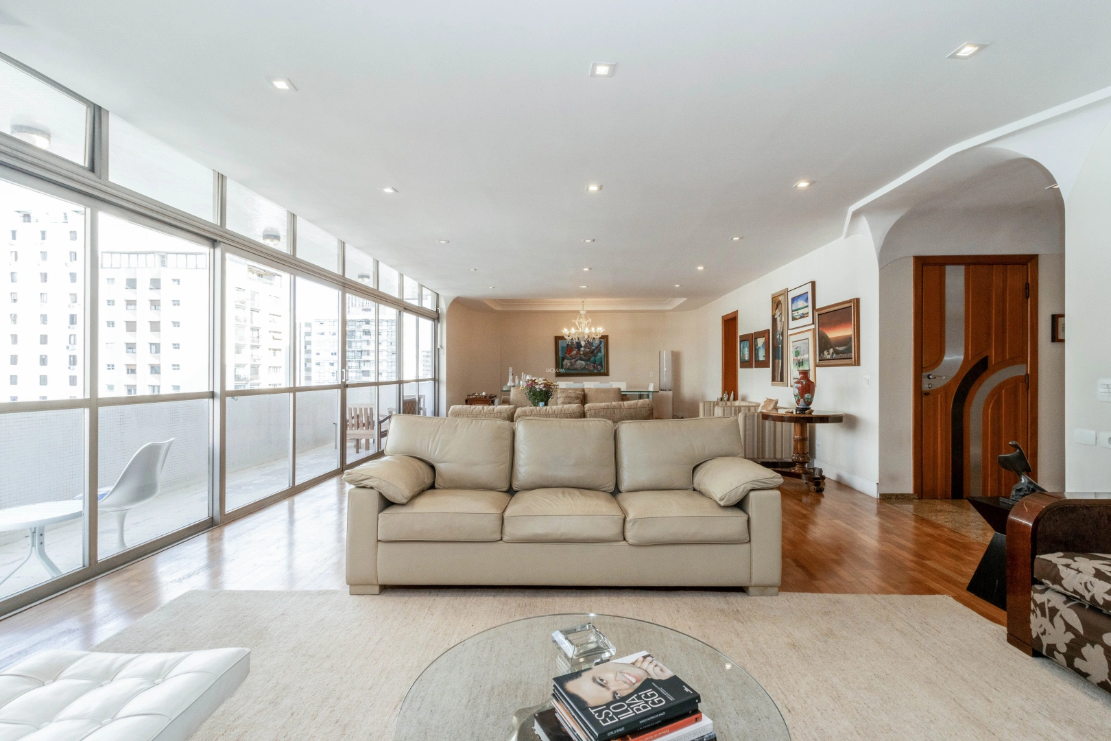 Apartamento com varanda espaçosa - Imagem 1